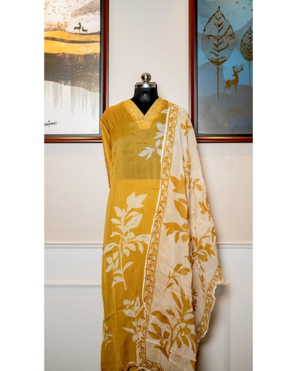 Golden Serenade – Elegant Organza Bliss